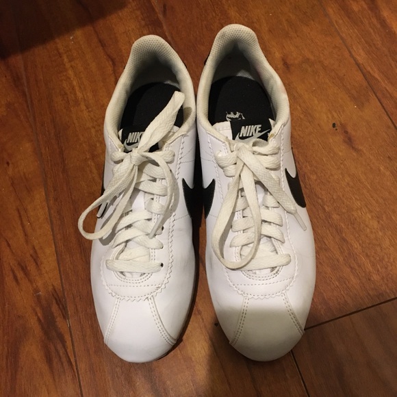 White and black nike Cortez’s - Picture 2 of 5